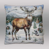 Gewebtes Dekokissen mit Hirsch-Motiv freigestellt vor grauem Hintergrund. Stilvolle Heimtextilien für den Winter.