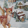 Detailaufnahme von gewebtem Dekokissen mit zwei jungen Rehen im Schnee. Hochwertige Webart der Heimtextilien.