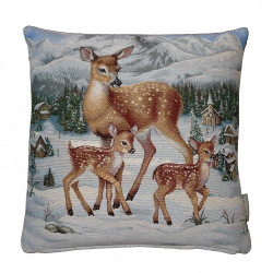 Quadratisches Gobelin-Dekokissen mit niedlichen Hirschkindern im Winterwald auf hellem Grund. Heimtextilien.