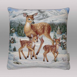 Gewebtes Dekokissen mit winterlichem Reh-Motiv freigestellt vor grauem Hintergrund. Naturgetreue Heimtextilien.