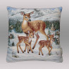 Gewebtes Dekokissen mit winterlichem Reh-Motiv freigestellt vor grauem Hintergrund. Naturgetreue Heimtextilien.