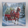 Gewebtes Dekokissen mit nostalgischem Winter-Motiv freigestellt vor grauem Hintergrund. Stilvolle Heimtextilien.