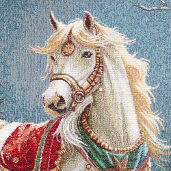 Detailansicht von gewebtem Dekokissen mit Schimmel-Motiv im Winterwald. Feine Gobelin-Struktur der Heimtextilien.