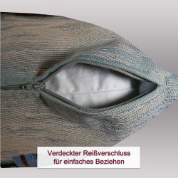Geöffneter verdeckter Reißverschluss an der Unterseite des Dekokissens für einfaches Beziehen der Heimtextilien.