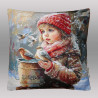Gewebtes Dekokissen mit nostalgischem Winter-Motiv freigestellt vor grauem Hintergrund. Stilvolle Heimtextilien.