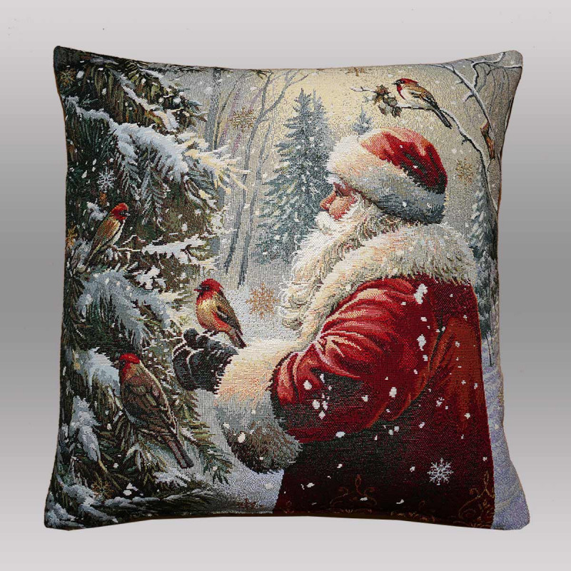 Gewebtes Dekokissen mit festlichem Weihnachtsmann-Motiv freigestellt vor grauem Hintergrund. Heimtextilien.