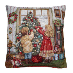 Quadratisches Jacquard-Dekokissen mit Kindern am geschmückten Weihnachtsbaum im Wohnzimmer.