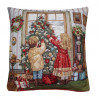 Quadratisches Jacquard-Dekokissen mit Kindern am geschmückten Weihnachtsbaum im Wohnzimmer.