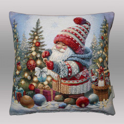 Gewebtes Dekokissen mit Wichtel-Motiv freigestellt vor grauem Hintergrund. Festliche Heimtextilien für den Winter.