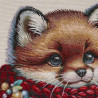 Detailaufnahme eines Gobelinstoffs: Hochwertig gewebtes Motiv eines kleinen Fuchses mit rotem Schal.