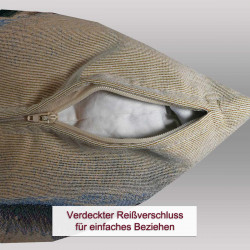 Detailansicht der Unterseite des Gobelinkissens mit geöffnetem verdecktem Reißverschluss zum Beziehen.