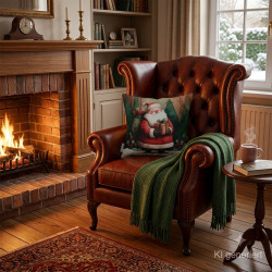 Dekokissen mit Weihnachtsmann im gemühtlichen Wohnzimmer auf braunem Sessel neben Kuscheldecke.