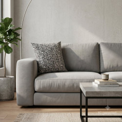 Gemütliches Sofa im Wohnzimmer mit gemustertem Dekokissen in Anthrazit-Weiß für moderne Heimtextilien.