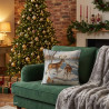 Gemütliches Wohnzimmer mit grünem Sofa, weihnachtlich geschmücktem Tannenbaum und winterlichem Hirsch-Dekokissen.