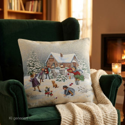 schneeballschlacht-deko.jpgAlt-Text: Grüner Sessel am Kamin im Wohnzimmer mit winterlichem Gobelinkissen mit Schneeballschlacht-Motiv.