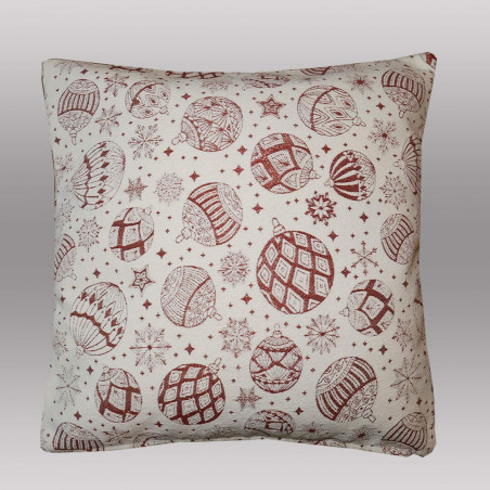 Weihnachtliches Dekokissen mit altrosa Weihnachtskugel-Motiv auf grauem Hintergrund.
