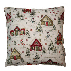 Quadratisches Dekokissen aus Gobelin mit winterlichem Häusermotiv auf cremeweißem Grund.