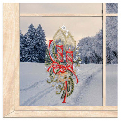 Plauener Spitze Fensterbild zwei rote Kerzen mit Schleife als weihnachtliche Fensterdeko im Fenster.