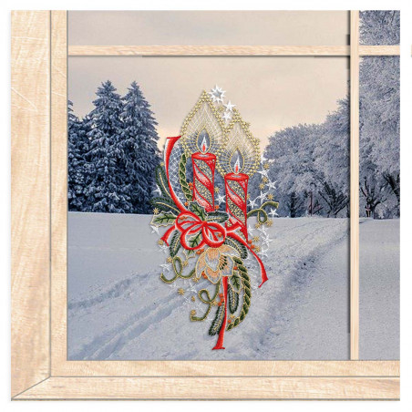 Plauener Spitze Fensterbild zwei rote Kerzen mit Schleife als weihnachtliche Fensterdeko im Fenster.