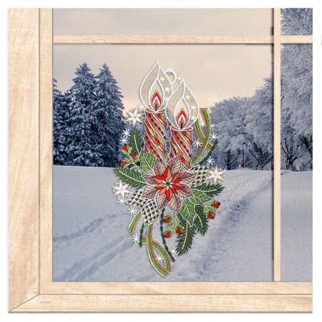 Plauener Spitze Fensterbild Kerzengesteck mit rote Kerzen und Weihnachtsstern im winterlichen Fenster.