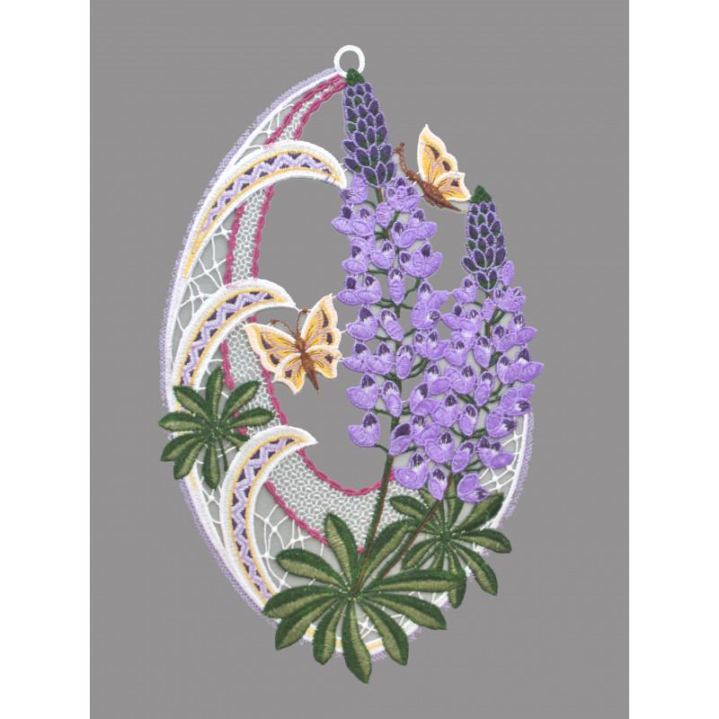 Ovales Plauener Spitze Fensterbild mit lila Lupinen und gelben Schmetterlingen als florale Heimtextilien Deko.