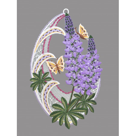 Ovales Plauener Spitze Fensterbild mit lila Lupinen und gelben Schmetterlingen als florale Heimtextilien Deko.