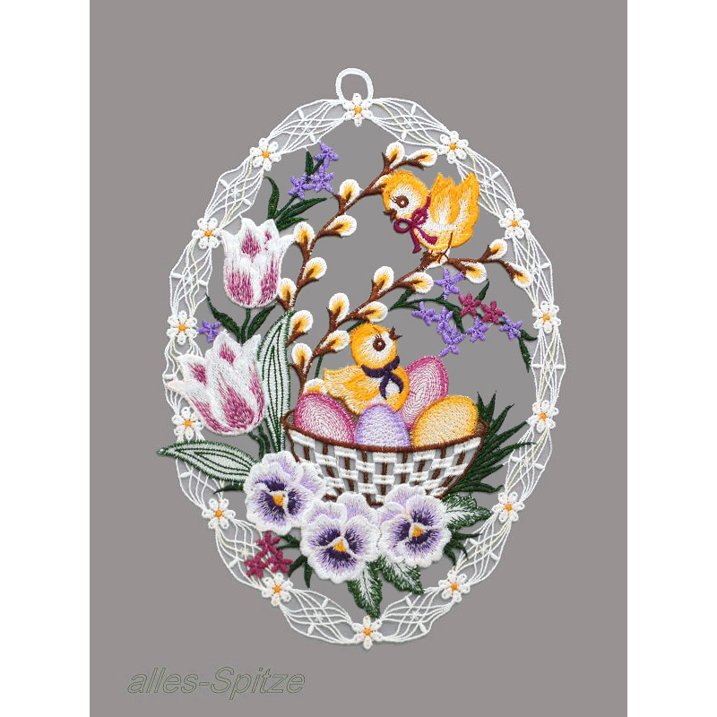 Ovales Plauener Spitze Fensterbild Osterkorb mit Küken, Stiefmütterchen und Tulpen als Ostern Heimtextilien Deko.