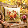 Herbstliches Gobelin-Dekokissen mit Kürbis-Motiv auf einer Holzbank im Garten für stimmungsvolle Heimtextilien-Deko.