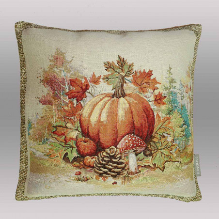 Herbstliches Gobelin-Dekokissen mit bunten Blättern und Kürbis-Muster auf neutralem Hintergrund freigestellt.
