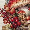 Detailaufnahme: Gobelin-Stoff mit gewebten Pilzen, Beeren und Erntekorb in warmen Herabsttönen.