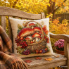 Herbstliches Gobelin-Dekokissen mit Pilzkorb-Muster auf Holzbank im Garten für stimmungsvolle Heimtextilien.