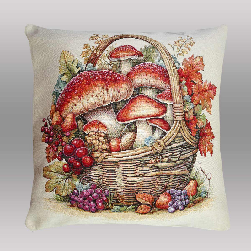 Hochwertiges Gobelin-Dekokissen mit herbstlichem Pilz- und Beeren-Motiv vor neutralem Hintergrund.
