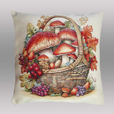 Hochwertiges Gobelin-Dekokissen mit herbstlichem Pilz- und Beeren-Motiv vor neutralem Hintergrund.