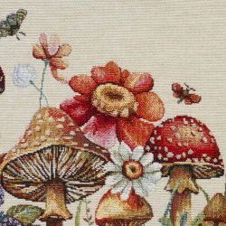 Detailaufnahme von Gobelin-Stoff mit gewebten Fliegenpilzen, Margeriten und Schmetterling.