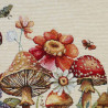 Detailaufnahme von Gobelin-Stoff mit gewebten Fliegenpilzen, Margeriten und Schmetterling.