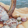 Detailaufnahme von Gobelin-Stoff mit gewebten Muscheln, Seestern und Steuerrad im maritimen Design.