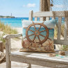 Maritimes Gobelin-Dekokissen mit Steuerrad und Muschelmotiv auf Holzbank am Strand für Sommerdeko.