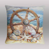 Hochwertiges Gobelin-Dekokissen mit maritimen Motiven wie Steuerrad und Muscheln auf grauem Grund.