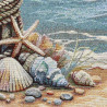 Detailaufnahme von maritimen Gobelin-Stoff mit gewebten Muscheln und Seestern im Küsten-Design.