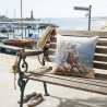 Maritimes Gobelin-Dekokissen mit Möwen-Motiv auf einer Holzbank an der Promenade für Sommerdeko.