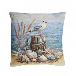 Quadratisches Gobelin-Dekokissen mit Möwe, Holzpfahl und Muscheln auf hellem Grund freigestellt.