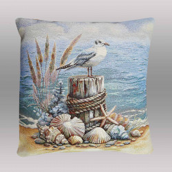Hochwertiges Gobelin-Dekokissen mit Motiven von Möwe, Meer und Strandgut vor neutralem Hintergrund.