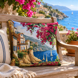 Maritimes Gobelin-Dekokissen mit Gardasee-Motiv auf Holzbank vor Küstenpanorama als Sommerdeko.