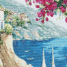 Detailaufnahme von gewebtem Gobelin-Stoff mit Küstenmotiv und pinken Bougainvillea-Blüten.