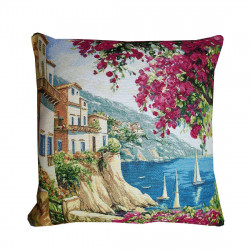 Quadratisches Gobelin-Dekokissen mit malerischem Gardasee-Motiv und Pink-Nuancen freigestellt.