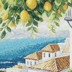 Detailaufnahme von mediterranem Gobelin-Stoff mit gewebtem Zitronenbaum-Motiv und azurblauem Meer.