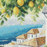 Detailaufnahme von mediterranem Gobelin-Stoff mit gewebtem Zitronenbaum-Motiv und azurblauem Meer.