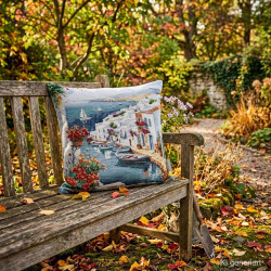 Mediterranes Gobelin-Dekokissen mit Rhodos-Motiv auf rustikaler Holzbank im Herbstgarten.
