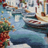Detailaufnahme von gewebtem Gobelin-Stoff mit Küstenmotiv, Booten und roten Blüten.