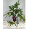 Festliche Weihnachtsdeko mit gestickten Christbaumanhängern aus Plauener Spitze am Tannenzweig.